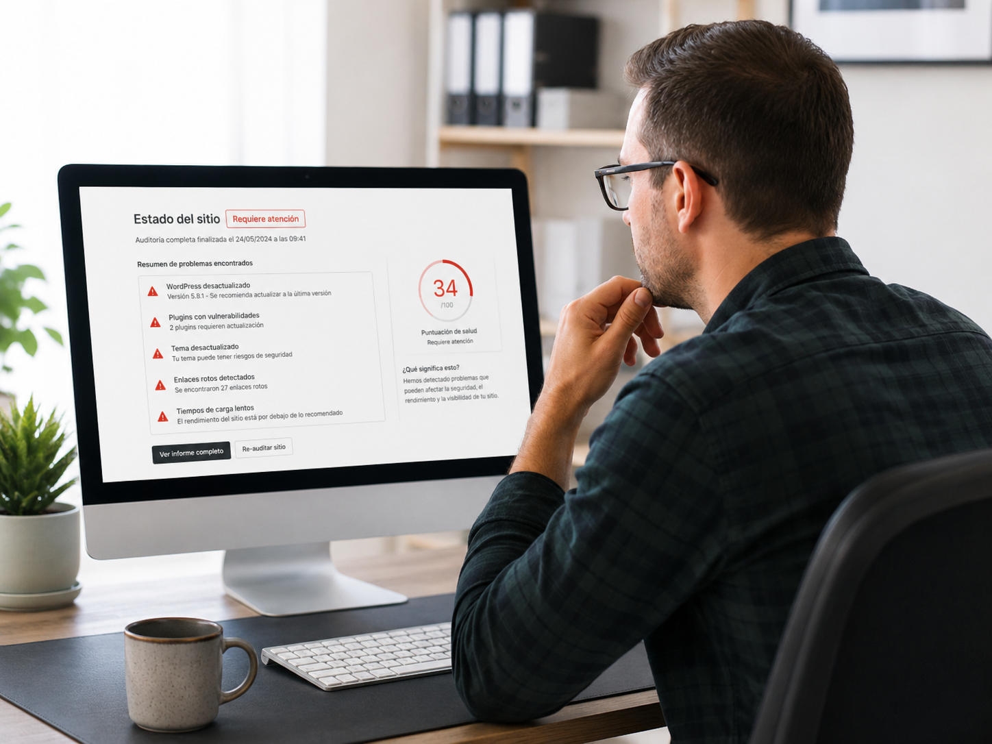 Profesional revisando el estado técnico de un sitio WordPress en una pantalla